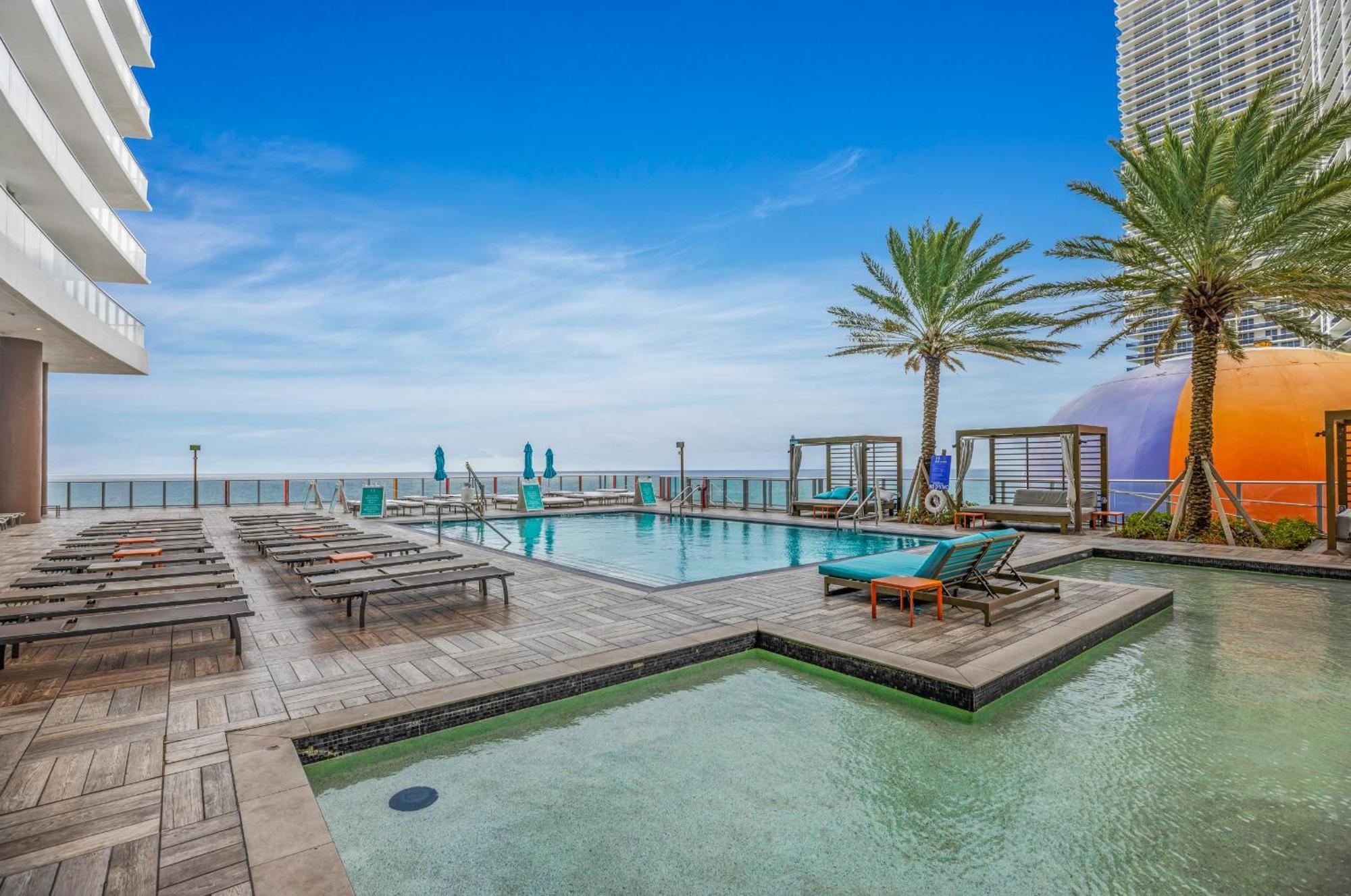 Wake Up To The Sound Of Waves In A Stylish Condo In A Luxury Resort Голлівуд Екстер'єр фото