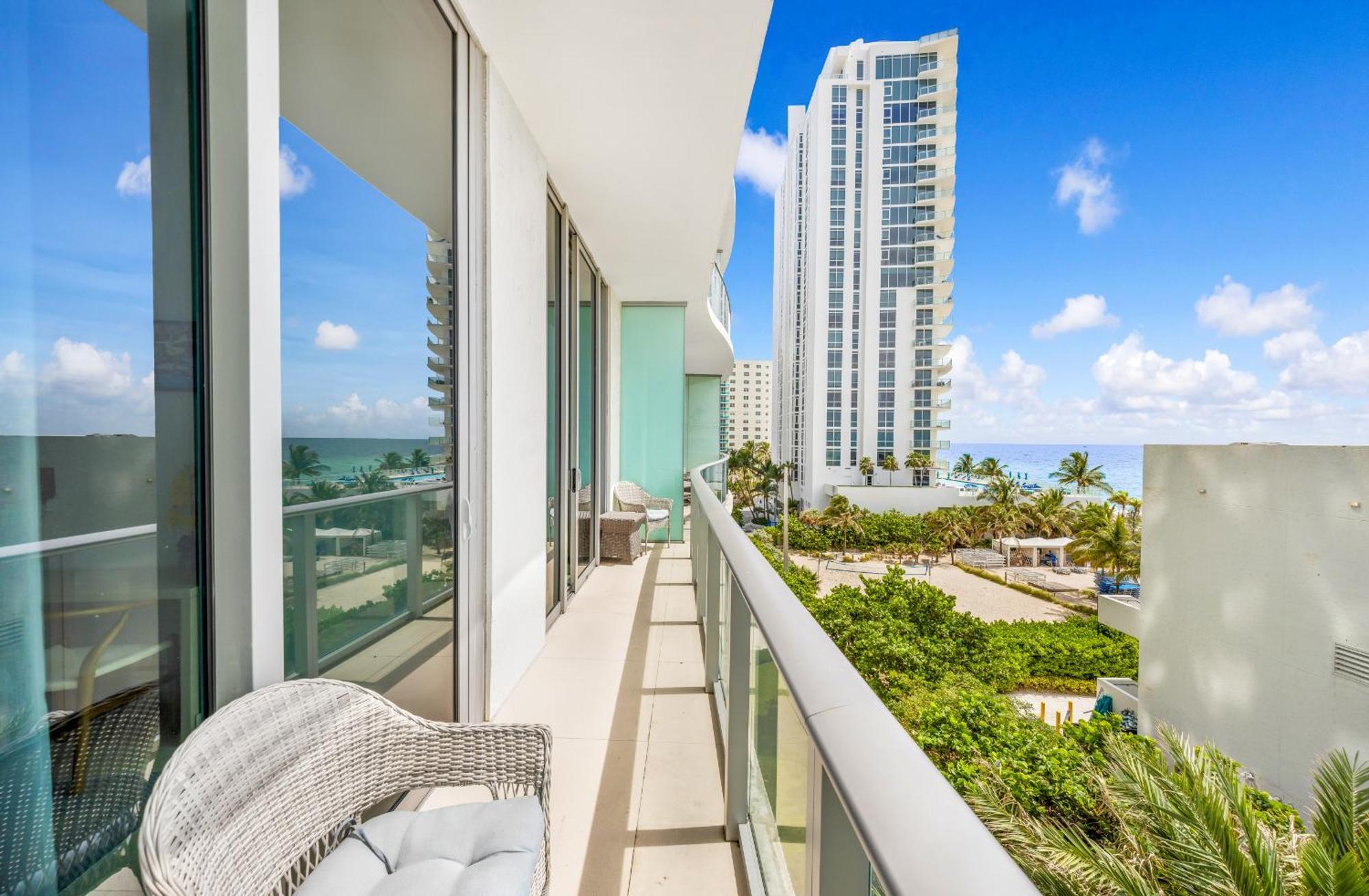 Wake Up To The Sound Of Waves In A Stylish Condo In A Luxury Resort Голлівуд Екстер'єр фото