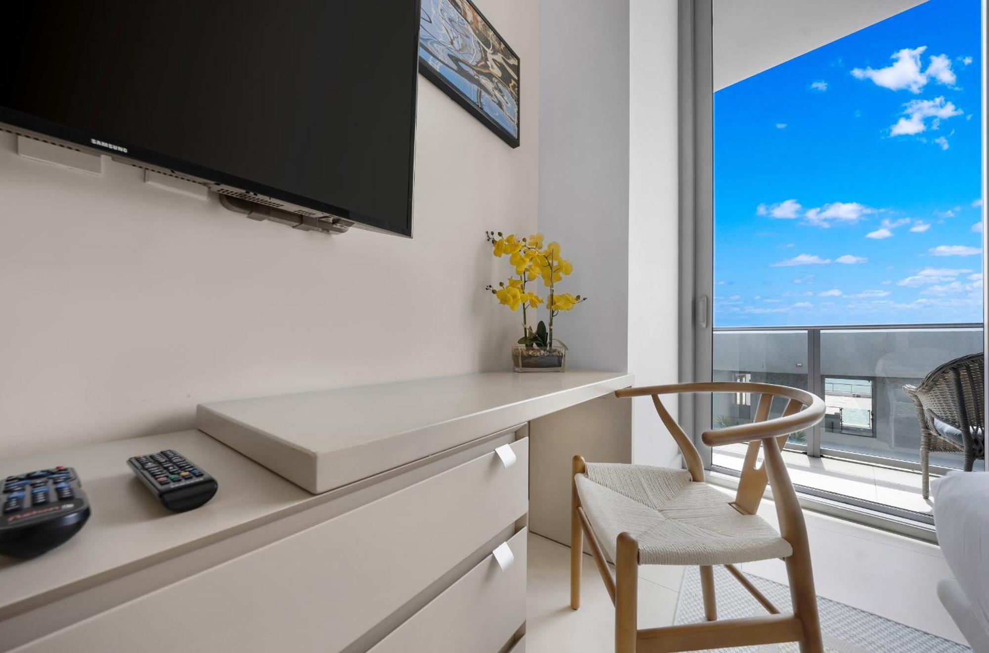 Wake Up To The Sound Of Waves In A Stylish Condo In A Luxury Resort Голлівуд Екстер'єр фото